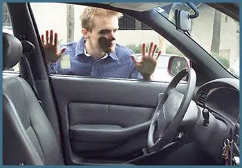 Safe Key Shop Glendale, AZ 623-518-1110 - 19-locked-keys-in-car